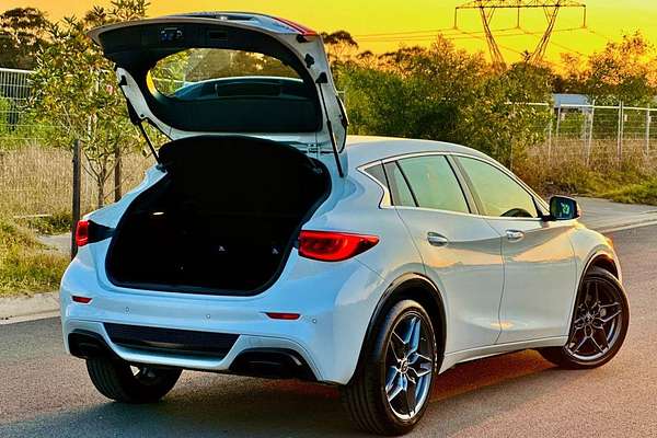 2018 INFINITI Q30 Sport H15