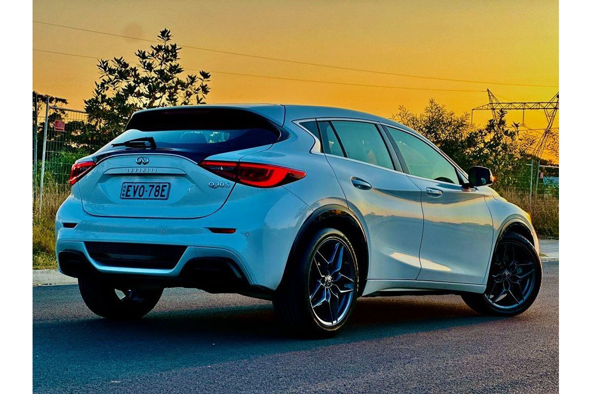 2018 INFINITI Q30 Sport H15