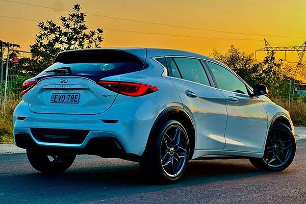 2018 INFINITI Q30 Sport H15