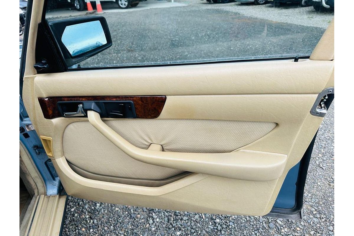 1985 Mercedes-Benz 250 W123