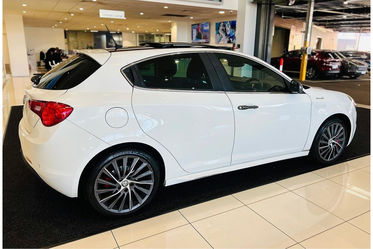 2016 Alfa Romeo Giulietta Distinctive Series 1