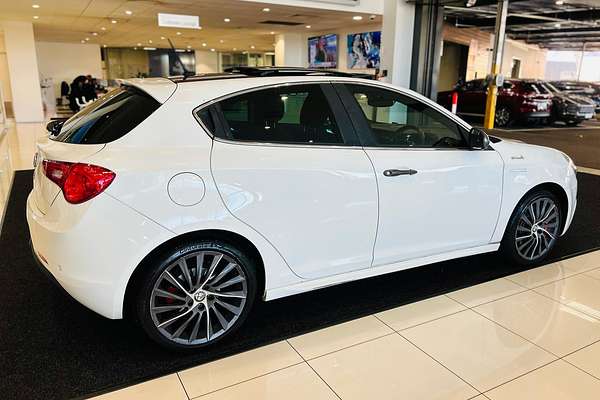 2016 Alfa Romeo Giulietta Distinctive Series 1