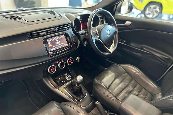 2016 Alfa Romeo Giulietta Distinctive Series 1