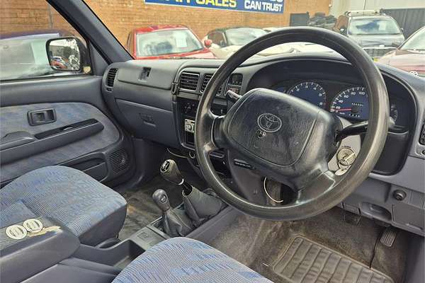 2000 Toyota HILUX SR5 (4x4) RZN169R