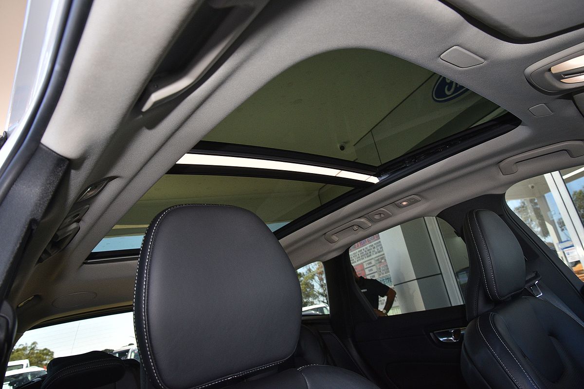 2022 Volvo XC60 B5 Inscription