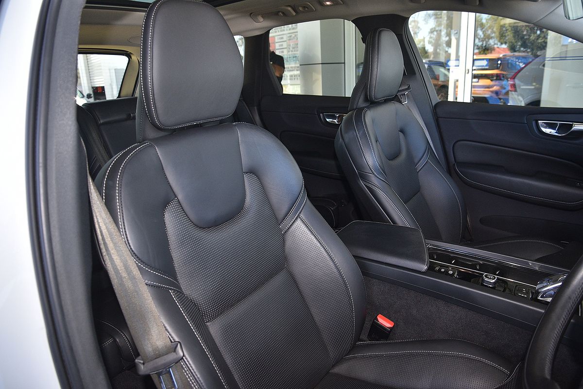 2022 Volvo XC60 B5 Inscription