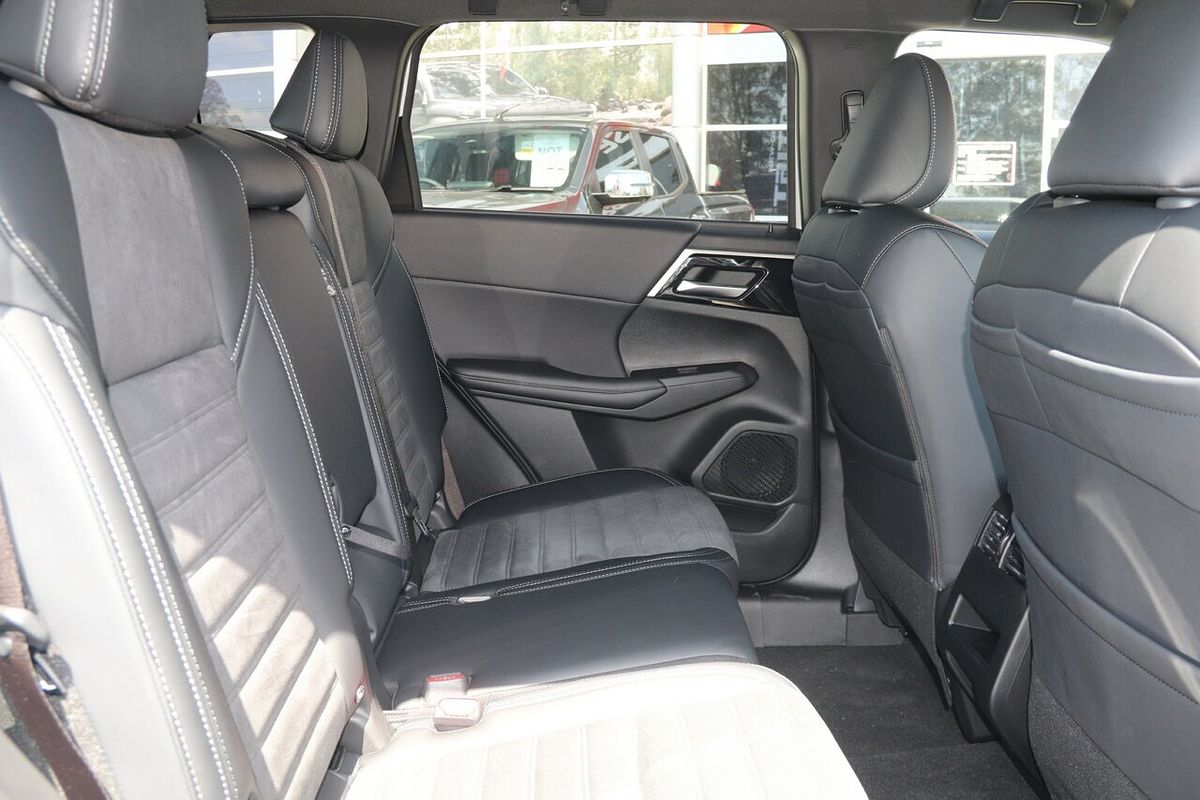 2024 Mitsubishi Outlander Black Edition ZM