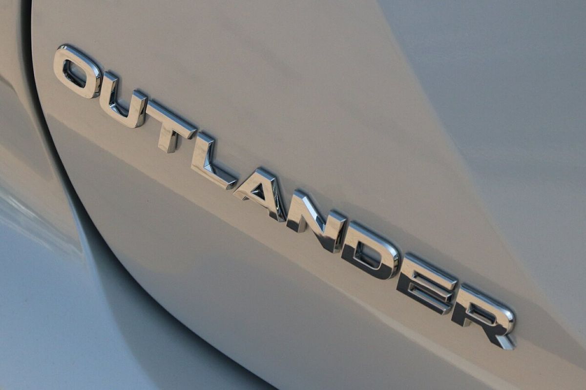 2024 Mitsubishi Outlander Black Edition ZM