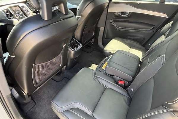2022 Volvo XC90 B6 R-Design