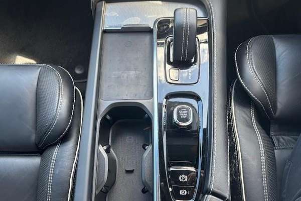 2022 Volvo XC90 B6 R-Design