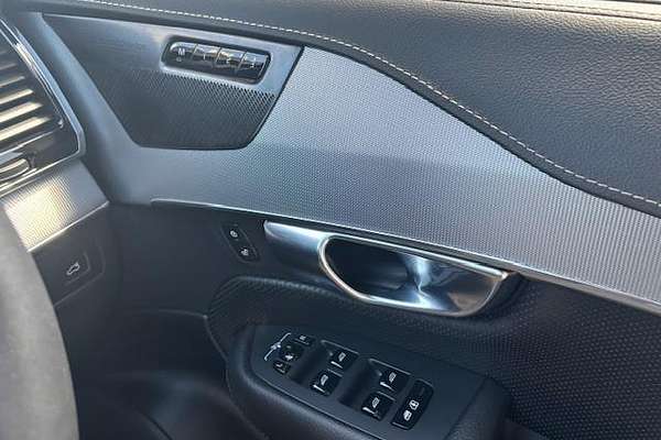 2022 Volvo XC90 B6 R-Design
