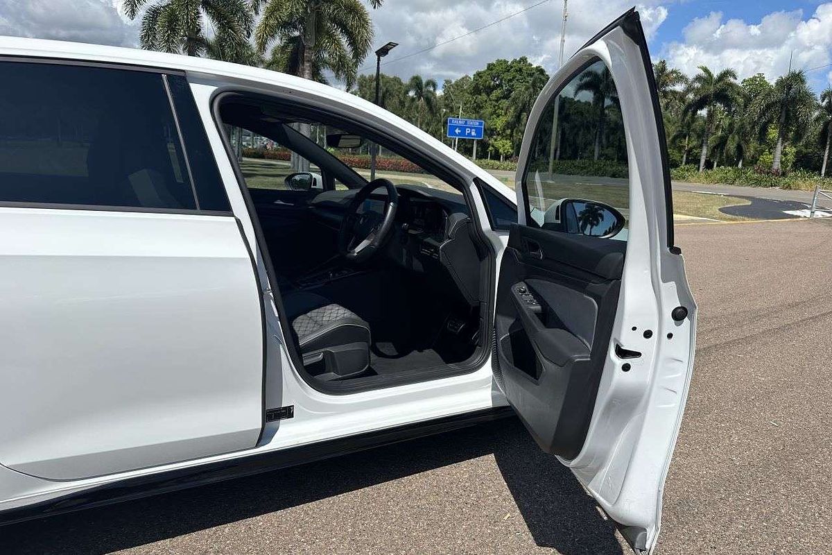 2022 Volkswagen Golf 110TSI R-Line 8