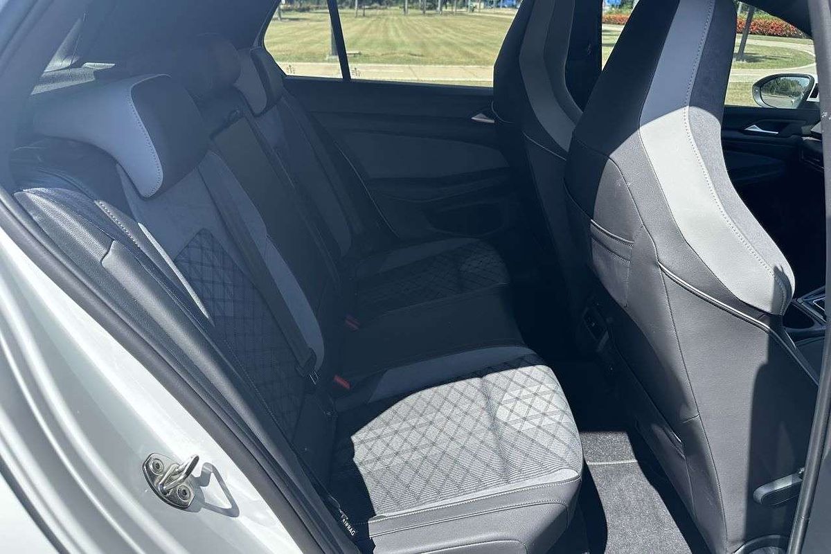 2022 Volkswagen Golf 110TSI R-Line 8