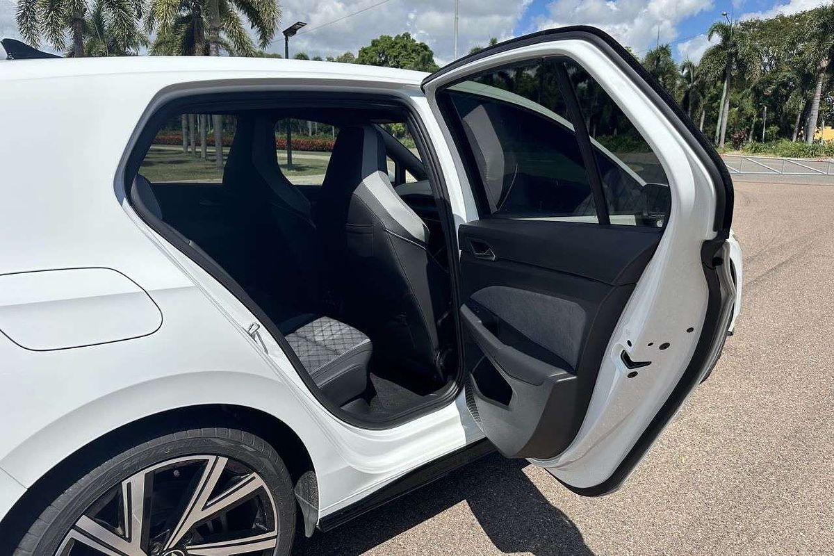 2022 Volkswagen Golf 110TSI R-Line 8