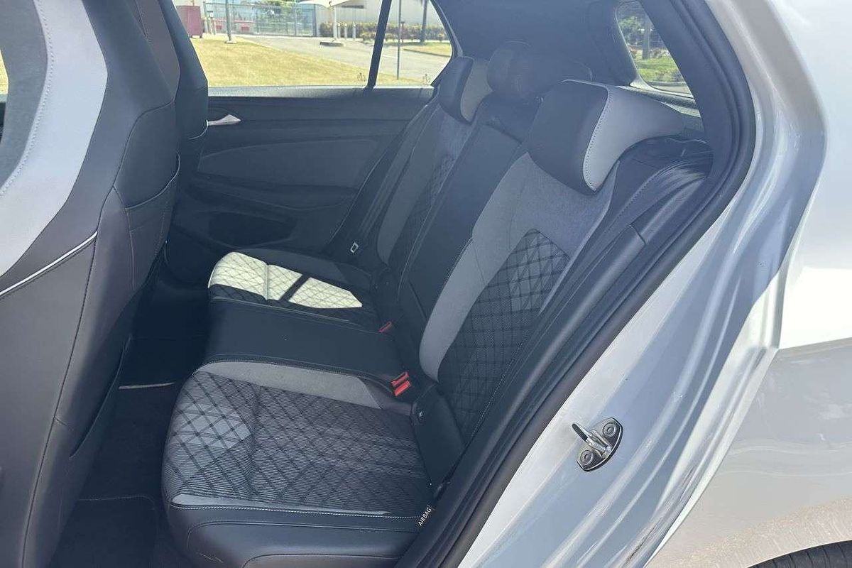 2022 Volkswagen Golf 110TSI R-Line 8