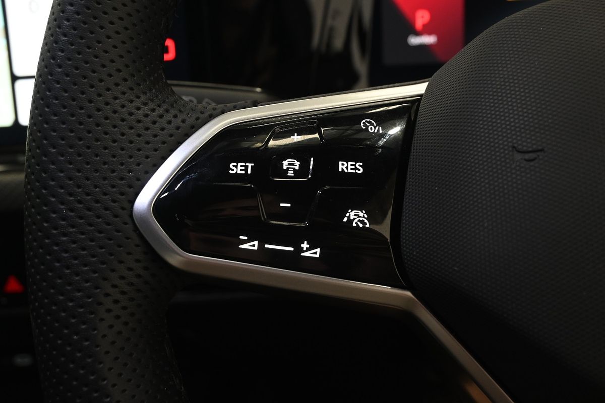 2023 Volkswagen Golf 110TSI R-Line 8