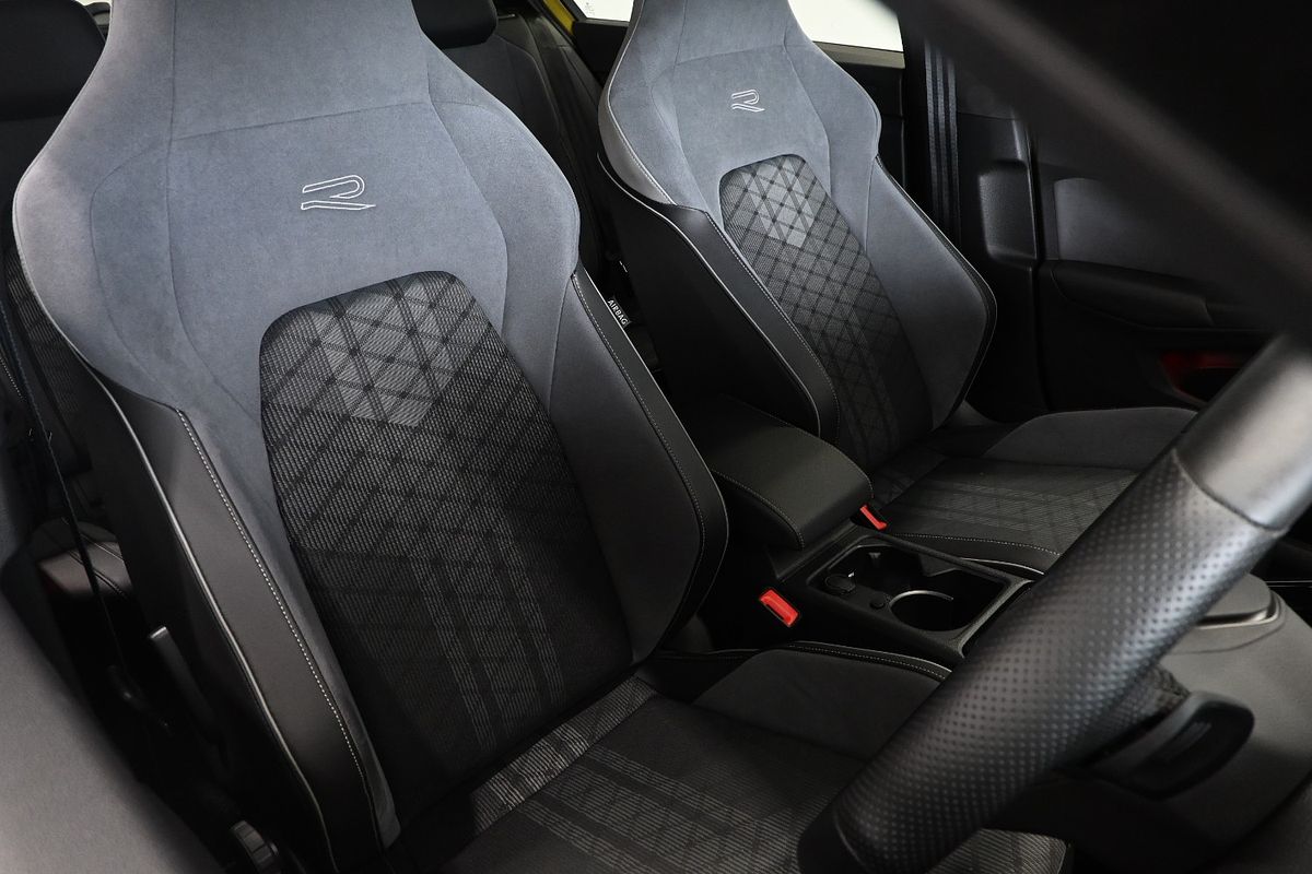 2023 Volkswagen Golf 110TSI R-Line 8