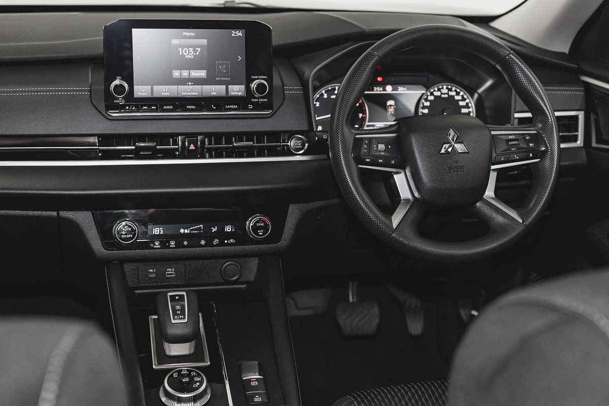 2023 Mitsubishi Outlander ES ZM