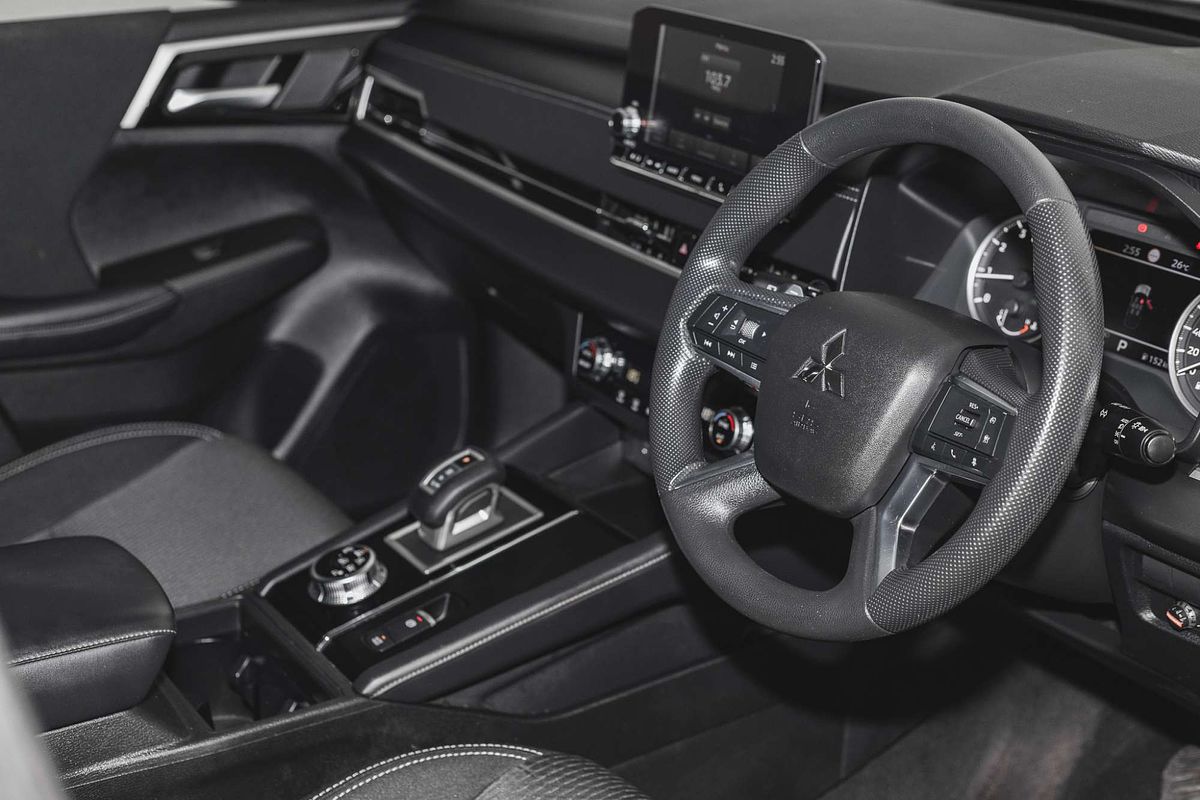 2023 Mitsubishi Outlander ES ZM