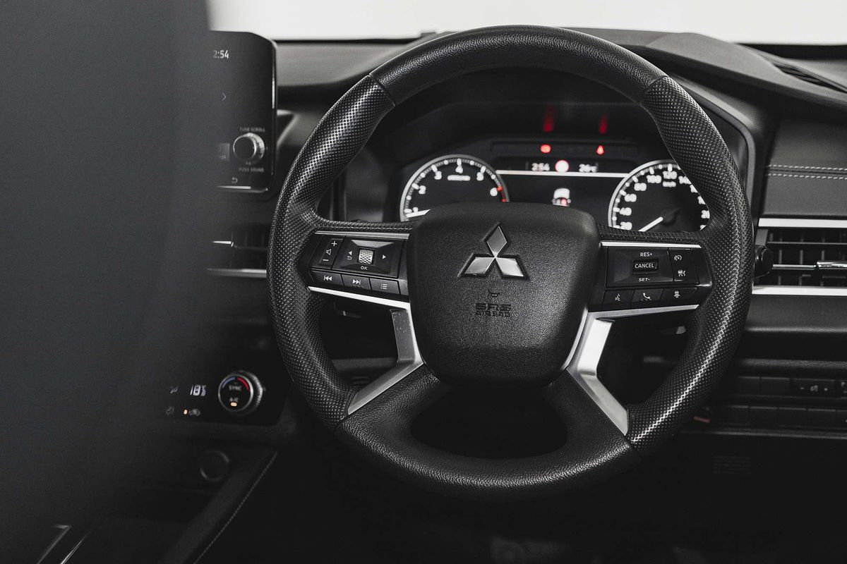 2023 Mitsubishi Outlander ES ZM