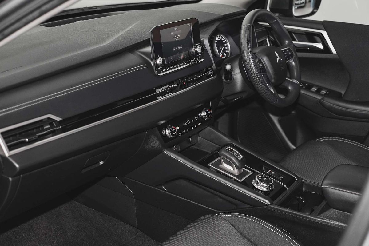 2023 Mitsubishi Outlander ES ZM