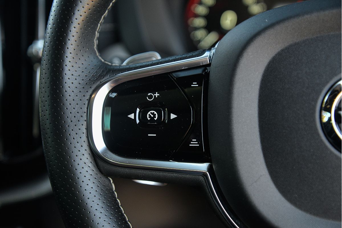 2018 Volvo XC60 T6 R-Design