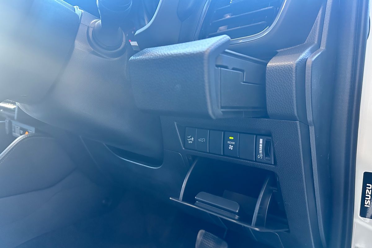2025 Isuzu MU-X LS-T