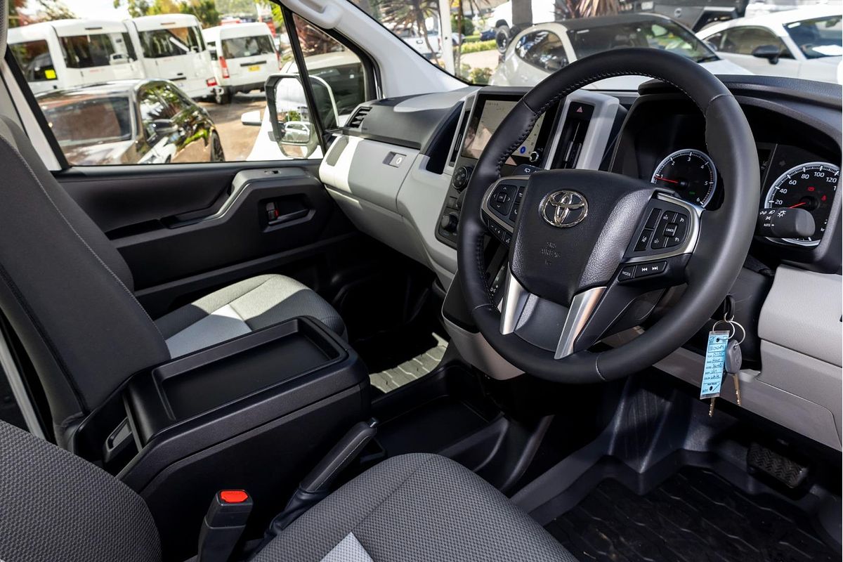 2025 Toyota Hiace Commuter GDH322R