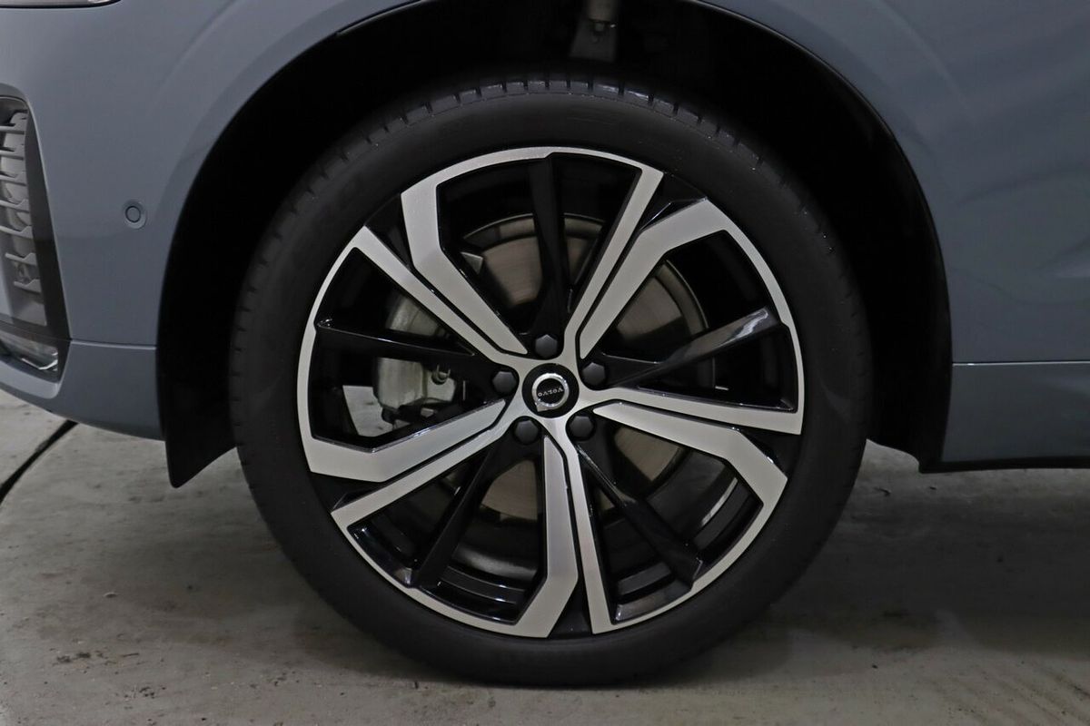 2022 Volvo XC60 B6 R-Design