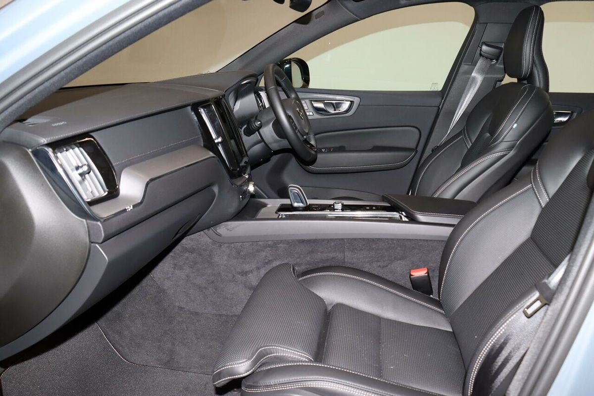 2022 Volvo XC60 B6 R-Design