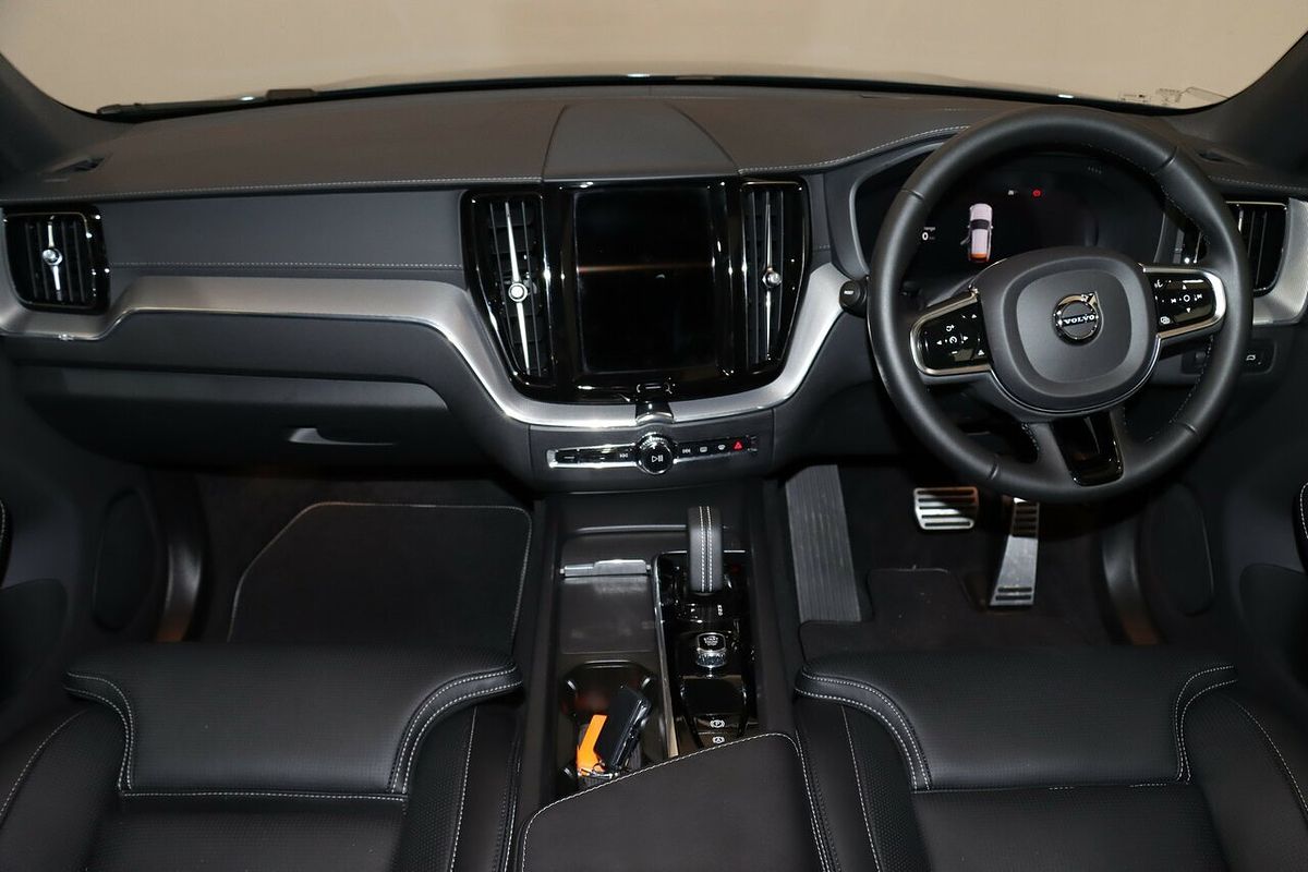 2022 Volvo XC60 B6 R-Design