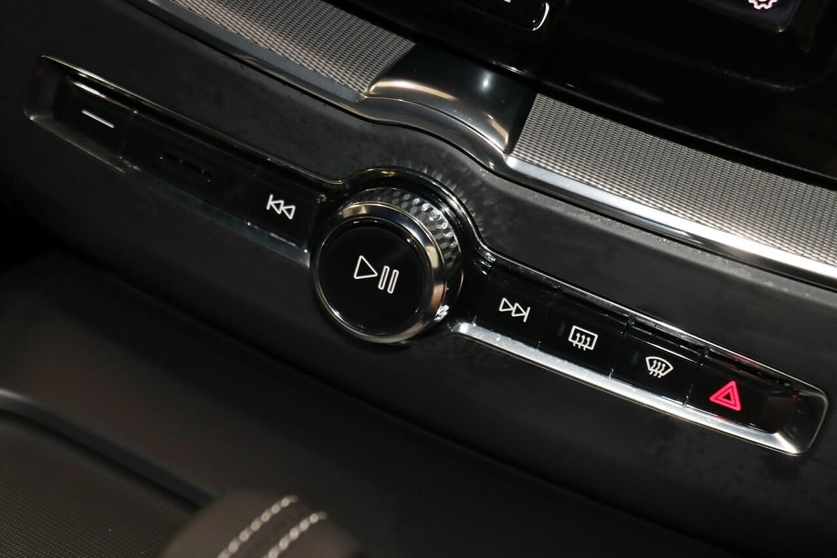 2022 Volvo XC60 B6 R-Design