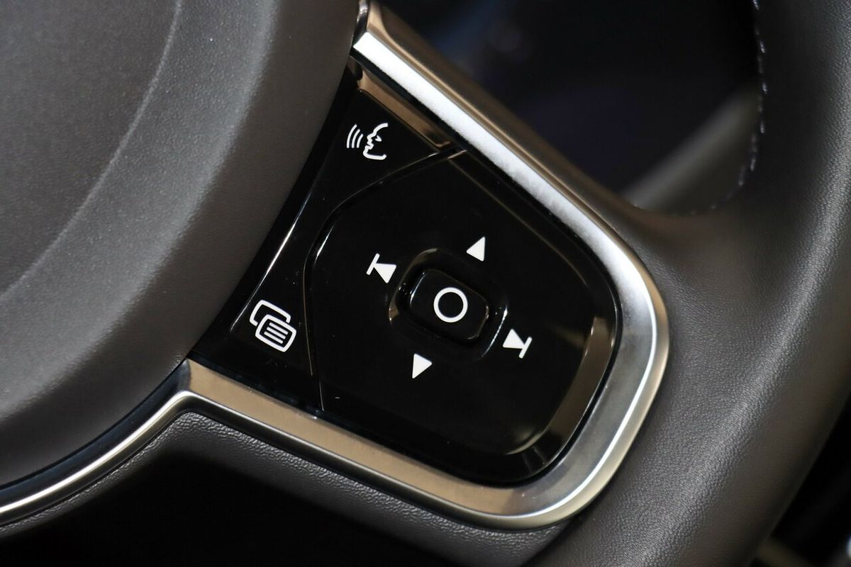 2022 Volvo XC60 B6 R-Design