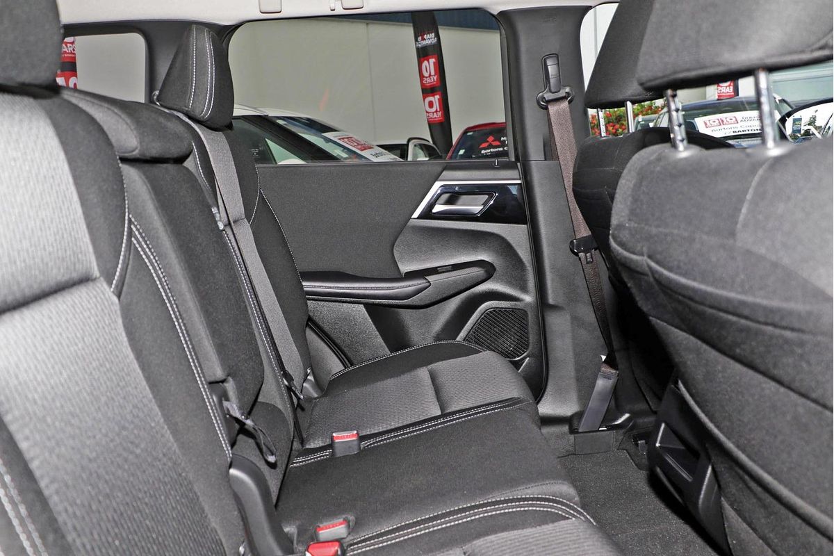 2024 Mitsubishi Outlander LS ZM