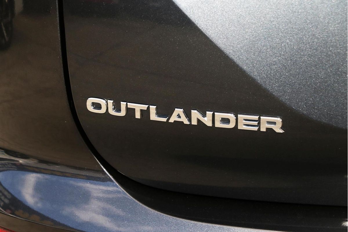 2024 Mitsubishi Outlander LS ZM