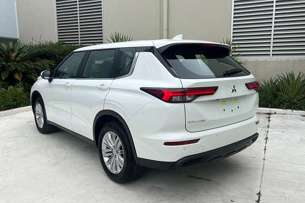 2024 Mitsubishi Outlander ES ZM