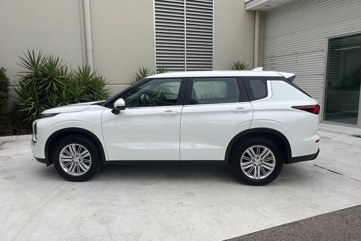 2024 Mitsubishi Outlander ES ZM