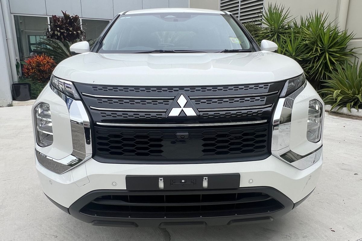 2024 Mitsubishi Outlander ES ZM