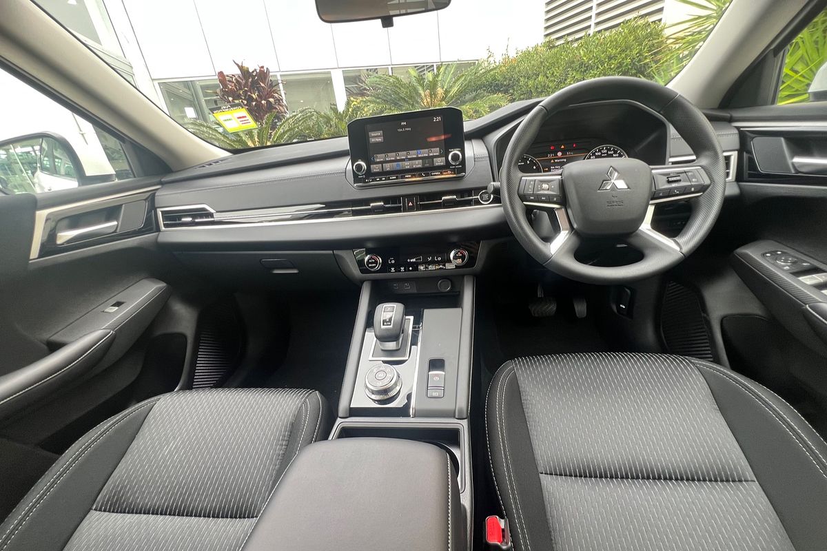 2024 Mitsubishi Outlander ES ZM