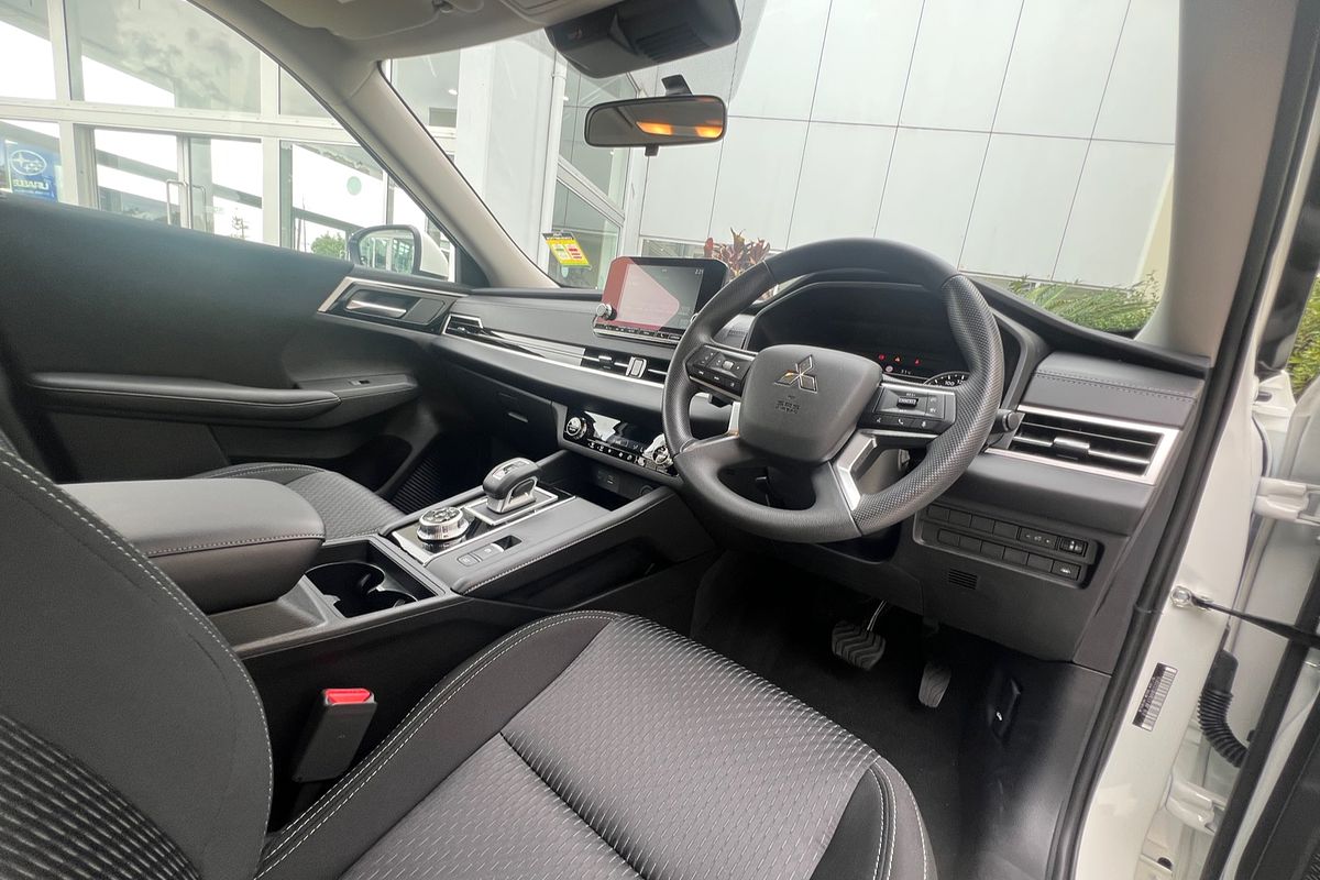2024 Mitsubishi Outlander ES ZM