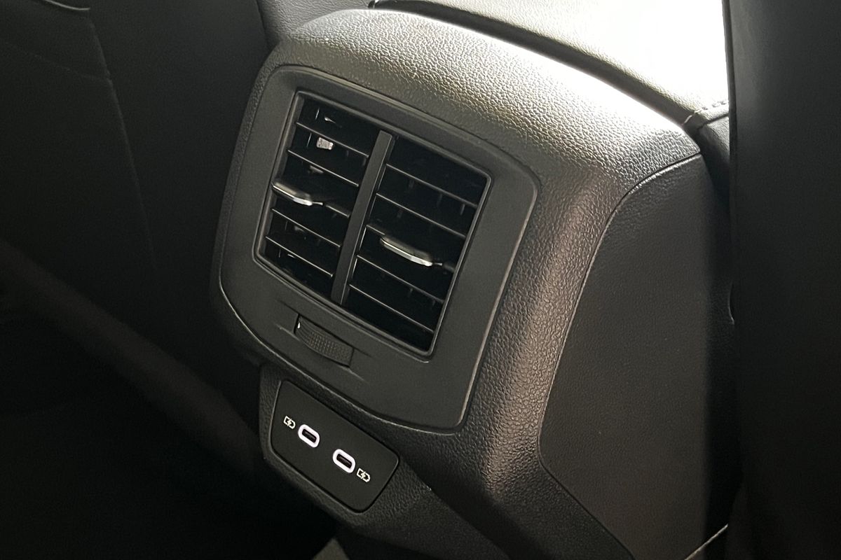 2024 Volkswagen T-Roc 140TSI R-Line D11