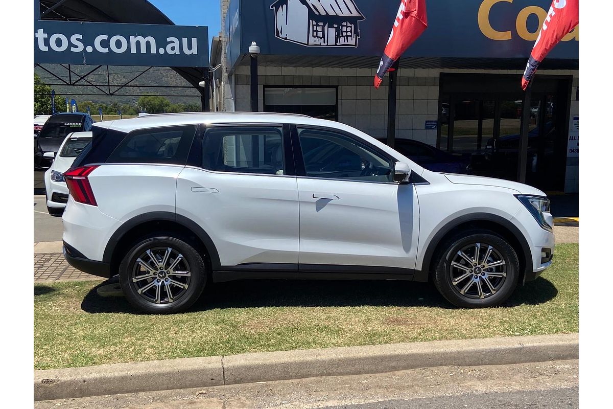 2023 Mahindra XUV700 AX7L