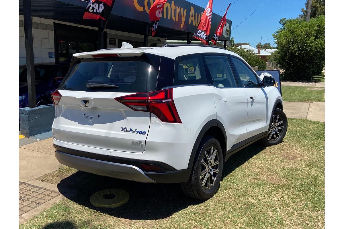 2023 Mahindra XUV700 AX7L