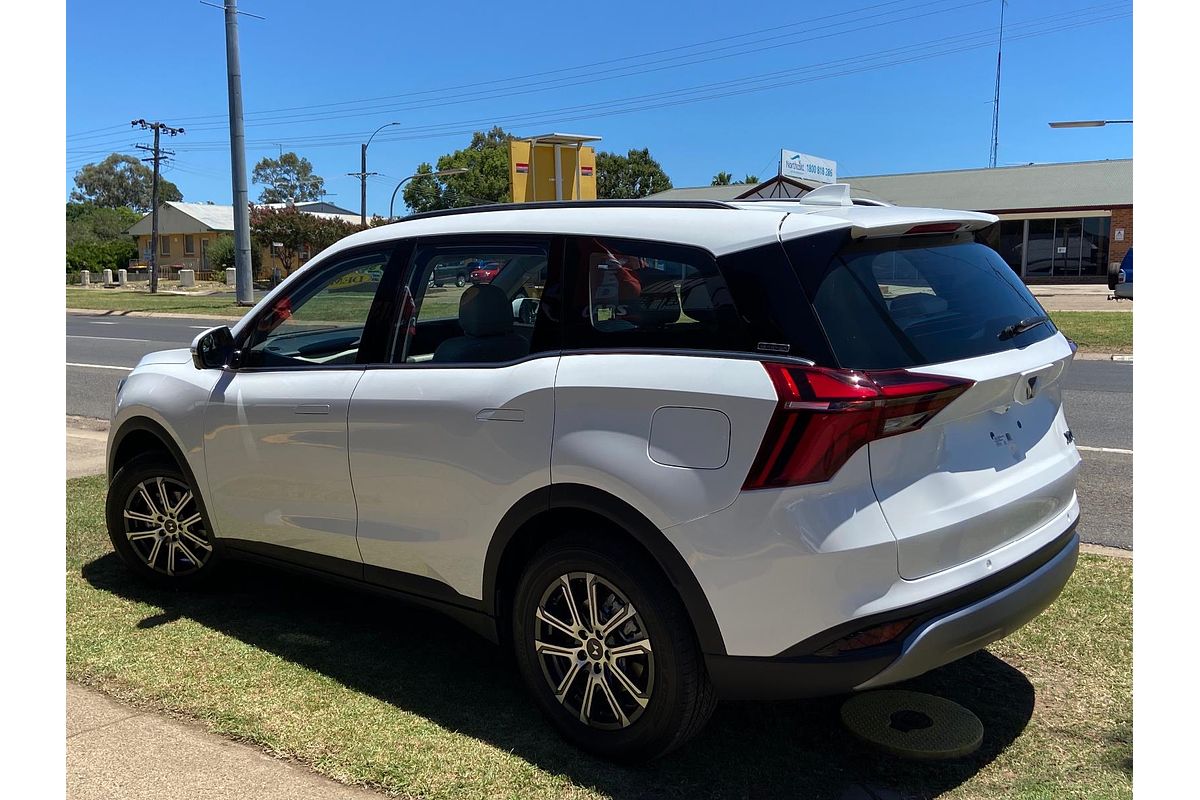 2023 Mahindra XUV700 AX7L