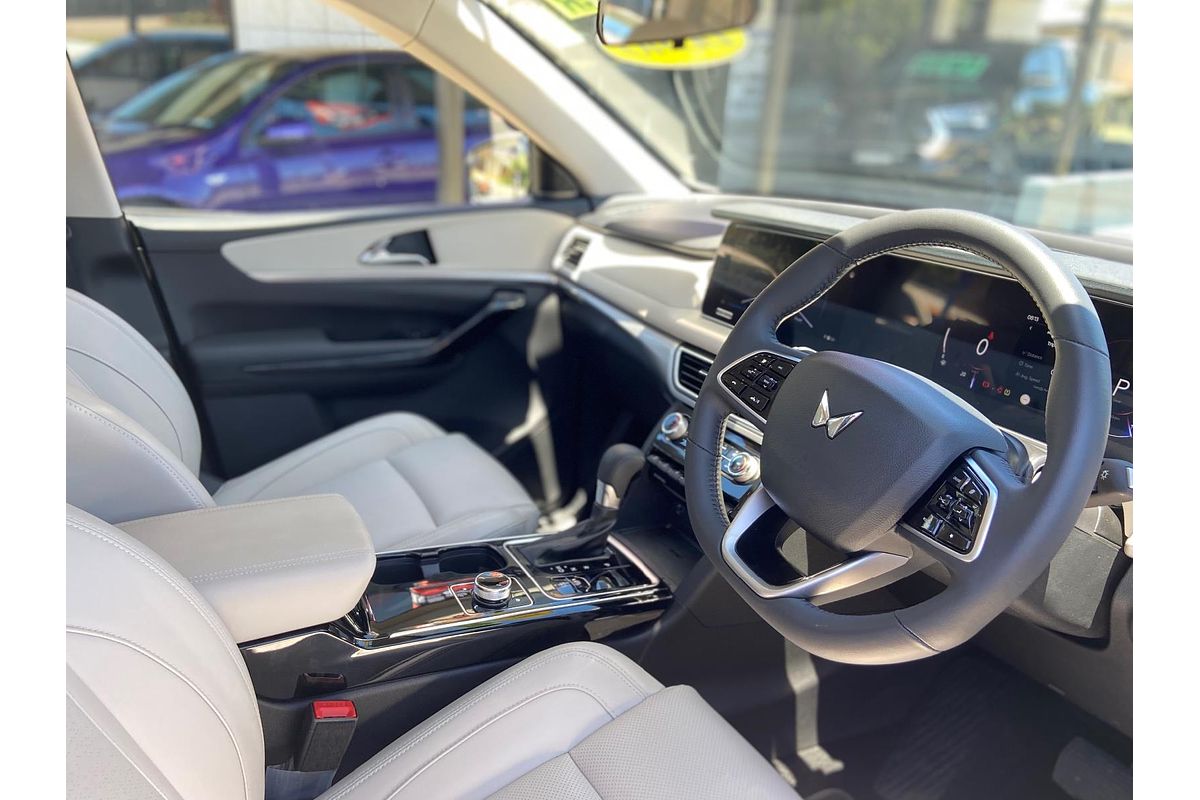 2023 Mahindra XUV700 AX7L
