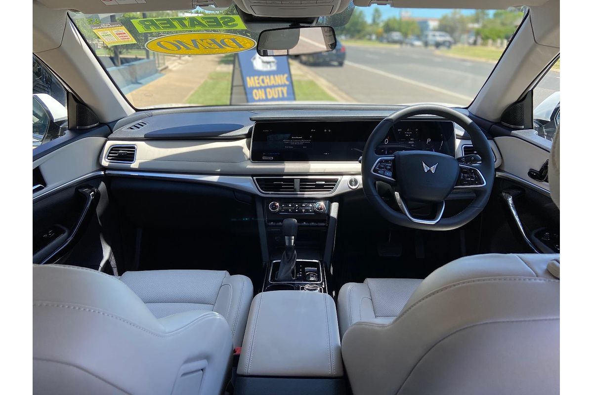 2023 Mahindra XUV700 AX7L