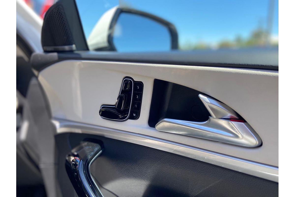 2023 Mahindra XUV700 AX7L