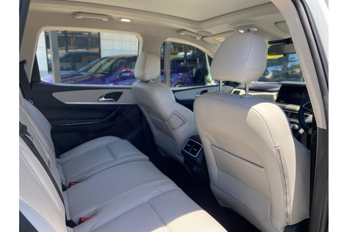 2023 Mahindra XUV700 AX7L