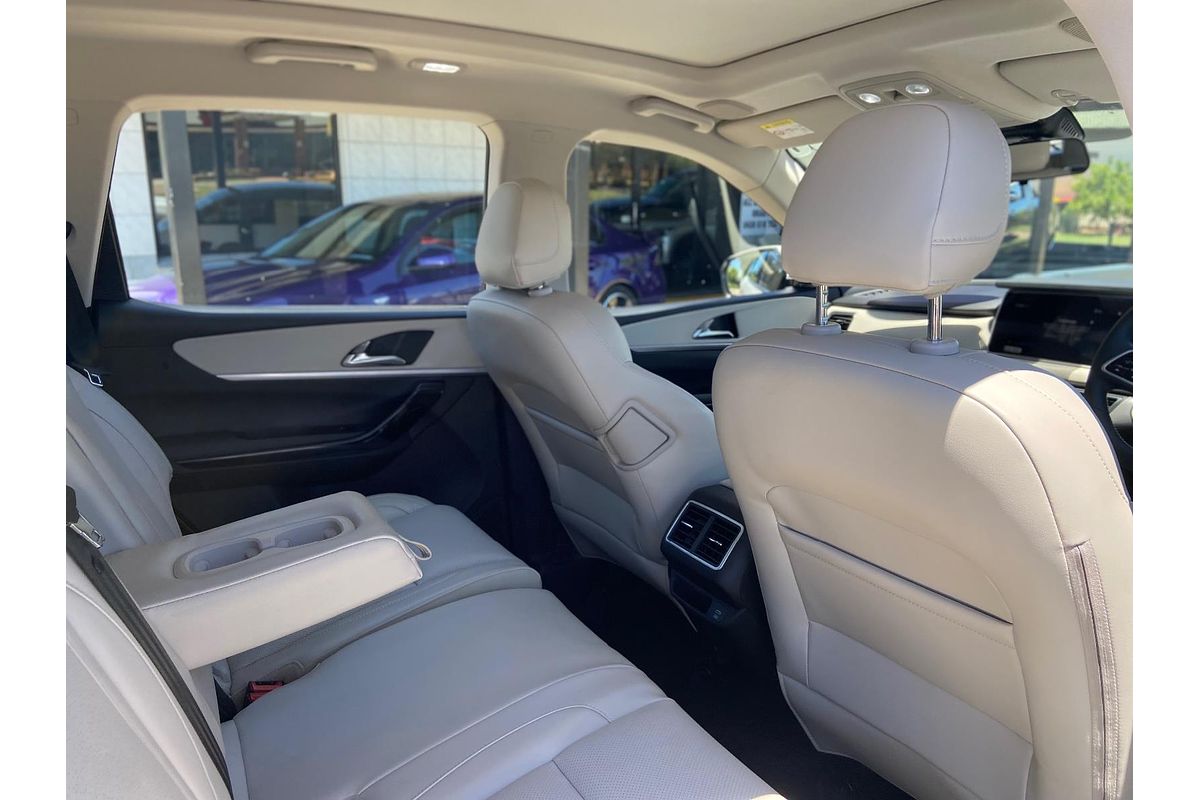 2023 Mahindra XUV700 AX7L