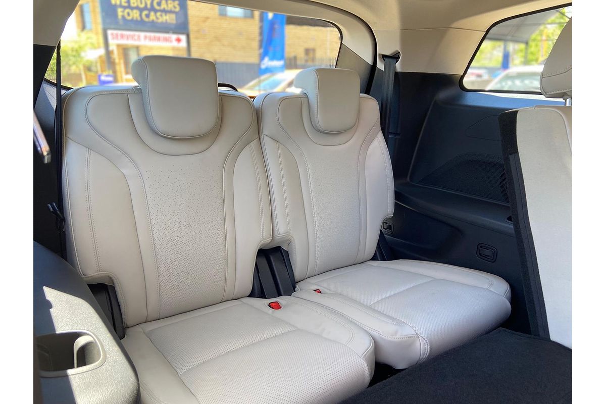 2023 Mahindra XUV700 AX7L